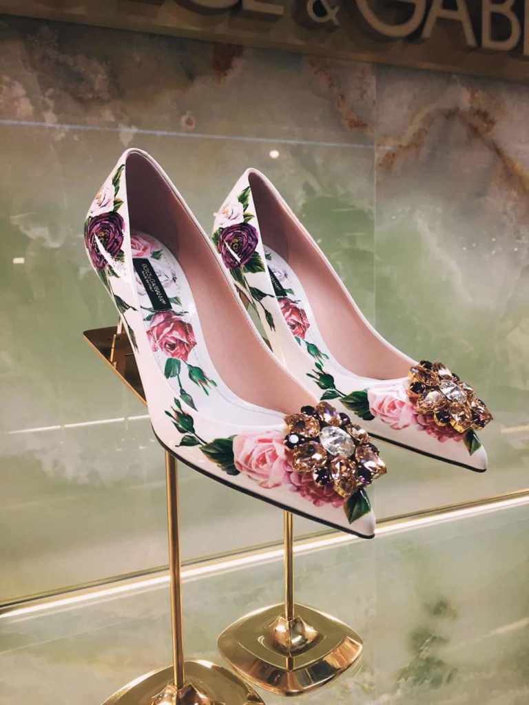 Printed patent leather pumps with brooch detail